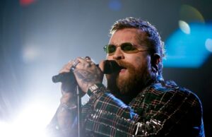 Teddy nada para ser a atração principal do show na bagageira do Super Bowl 60 Teddy nada para ser a atração principal do show na bagageira do Super Bowl 60