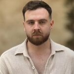 Teerã pisca primeiro: o Irã ADIA a execução do dono de uma loja de roupas, de 26 anos, depois que Trump ameaçou os mulás com uma resposta "forte"... mas as embaixadas ocidentais e as bases militares no Oriente Médio são evacuadas em meio a temores de ataques aéreos