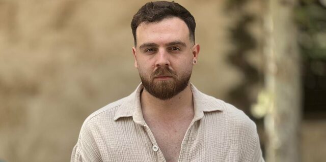 Teerã pisca primeiro: o Irã ADIA a execução do dono de uma loja de roupas, de 26 anos, depois que Trump ameaçou os mulás com uma resposta "forte"... mas as embaixadas ocidentais e as bases militares no Oriente Médio são evacuadas em meio a temores de ataques aéreos
