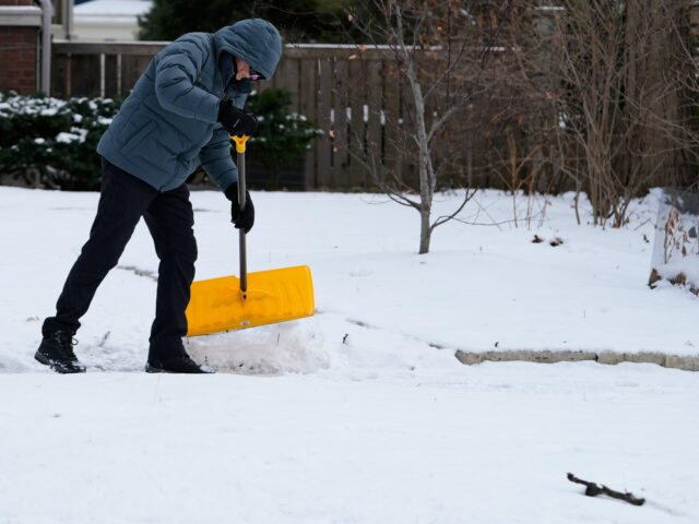 LITTLE ROCK, ARKANSAS - JANEIRO 22: Um cliente faz compras na Kroger em 22 de janeiro de 2026 em Little Rock, Arkansas. Espera-se que uma enorme tempestade de inverno traga temperaturas geladas, gelo e neve para milhões de americanos em todo o país. Will Newton/Getty Images/AFP (Foto de Will Newton / GETTY IMAGES NORTH AMERICA / Getty Images via AFP)