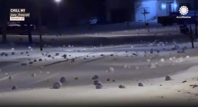 Dezenas de "rolos de neve," bolas de neve feitas naturalmente que podem crescer até o tamanho de um carro são cenas da captura de tela do vídeo filmado no bairro de Chili.