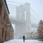 Pingentes de gelo se formam em linhas de energia durante uma tempestade de inverno em Nashville, Tenn