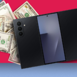 Dispositivo Galaxy Z TriFold exibido parcialmente desdobrado, ao lado do telefone dobrado para trás, em um fundo roxo.