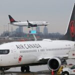 O voo AC1502 foi adiado na decolagem do aeroporto Pearson, em Toronto, para Moncton, depois que um carregador de bagagem foi descoberto no porão de carga (imagem de stock)