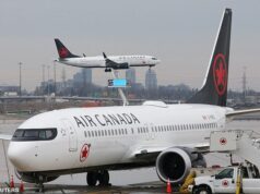 Terror quando o avião da Air Canada começa a taxiar em direção à pista com o carregador de bagagem preso em seu porão de carga O voo AC1502 foi adiado na decolagem do aeroporto Pearson, em Toronto, para Moncton, depois que um carregador de bagagem foi descoberto no porão de carga (imagem de stock)