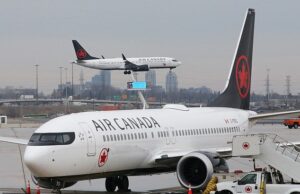Terror quando o avião da Air Canada começa a taxiar em direção à pista com o carregador de bagagem preso em seu porão de carga O voo AC1502 foi adiado na decolagem do aeroporto Pearson, em Toronto, para Moncton, depois que um carregador de bagagem foi descoberto no porão de carga (imagem de stock)