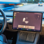 Tesla abandonou esse recurso básico de piloto automático, forçando os motoristas dos EUA a assinarem