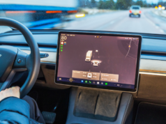 Tesla abandonou esse recurso básico de piloto automático, forçando os motoristas dos EUA a assinarem Tesla abandonou esse recurso básico de piloto automático, forçando os motoristas dos EUA a assinarem