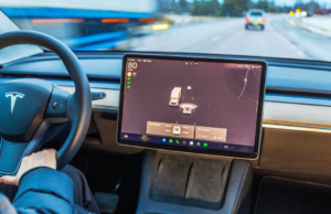 Tesla abandonou esse recurso básico de piloto automático, forçando os motoristas dos EUA a assinarem Tesla abandonou esse recurso básico de piloto automático, forçando os motoristas dos EUA a assinarem