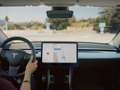 Tesla descontinua o Autopilot na tentativa de aumentar a adoção de seu software Full Self-Driving dashboard view of Tesla's autopilot screen