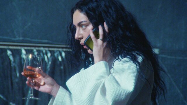 'The Moment' de Charli xcx se torna o lançamento limitado de venda mais rápida da A24
