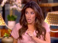 ‘The View’: Alyssa Farah Griffin diz que os críticos do Bad Bunny teriam ficado loucos mesmo se ‘Ele voasse em uma águia careca saudando Ronald Reagan’ 'The View': Alyssa Farah Griffin diz que o Partido Republicano tem o 'privilégio de não se importar' em 6 de janeiro por causa de Mike Pence | Vídeo