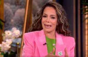 ‘The View’: Sunny Hostin afirma que a busca do FBI na casa do repórter do Washington Post é ‘destinada a acalmar os repórteres e intimidar a mídia’ | Vídeo 'The View': Sunny Hostin afirma que a busca do FBI na casa do repórter do Washington Post é 'destinada a acalmar os repórteres e intimidar a mídia' | Vídeo