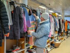 Thrifter compra bolsa na loja e não consegue acreditar no que ‘tesouro’ tem dentro Thrifter compra bolsa na loja e não consegue acreditar no que 'tesouro' tem dentro