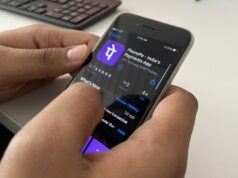 Tiger Global e Microsoft sairão totalmente do PhonePe, apoiado pelo Walmart, por meio de seu IPO smartphone held in two hands
