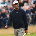 Tiger Woods observa durante o British Open de 2024 no Royal Troon, evento em que perdeu o corte.