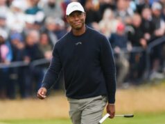 Tiger Woods fala sobre recuperação cirúrgica enquanto surgem dúvidas sobre o futuro do golfe Tiger Woods observa durante o British Open de 2024 no Royal Troon, evento em que perdeu o corte.