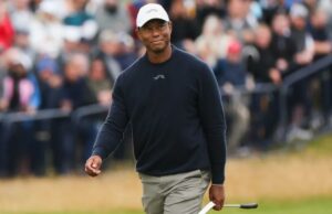 Tiger Woods fala sobre recuperação cirúrgica enquanto surgem dúvidas sobre o futuro do golfe Tiger Woods observa durante o British Open de 2024 no Royal Troon, evento em que perdeu o corte.