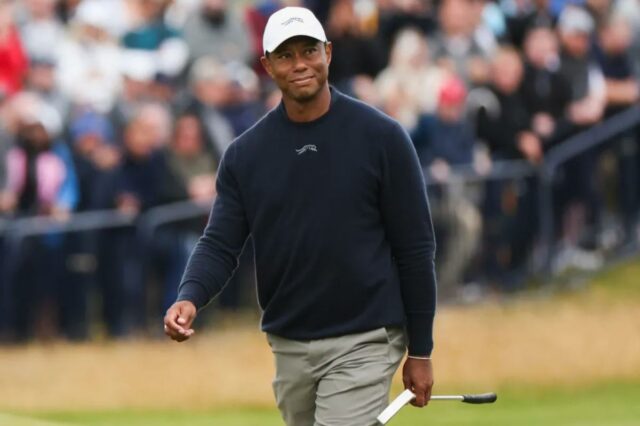 Tiger Woods observa durante o British Open de 2024 no Royal Troon, evento em que perdeu o corte.