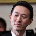 O CEO da TikTok, Shou Zi Chew, chega para a posse de Donald J. Trump na Rotunda do Capitólio dos EUA em 20 de janeiro de 2025 em Washington, DC. Donald Trump toma posse para seu segundo mandato como 47º presidente dos Estados Unidos. (Foto de Kevin Lamarque - Piscina/Getty Images)