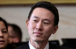 TikTok fecha acordo para operar nos EUA, encerrando batalha legal de 6 anos O CEO da TikTok, Shou Zi Chew, chega para a posse de Donald J. Trump na Rotunda do Capitólio dos EUA em 20 de janeiro de 2025 em Washington, DC. Donald Trump toma posse para seu segundo mandato como 47º presidente dos Estados Unidos. (Foto de Kevin Lamarque - Piscina/Getty Images)