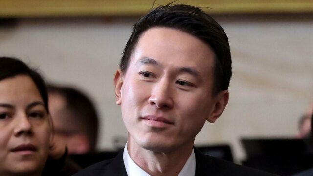 O CEO da TikTok, Shou Zi Chew, chega para a posse de Donald J. Trump na Rotunda do Capitólio dos EUA em 20 de janeiro de 2025 em Washington, DC. Donald Trump toma posse para seu segundo mandato como 47º presidente dos Estados Unidos. (Foto de Kevin Lamarque - Piscina/Getty Images)