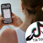 Adolescente segurando um celular.