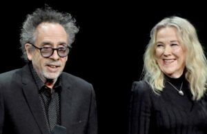 Tim Burton lamenta a estrela de ‘Beetlejuice’ Catherine O’Hara após sua morte aos 71 anos Beetlejuice-Costar-Reage-to-Catherine-OHara-DeathMCDBEBE_WB003