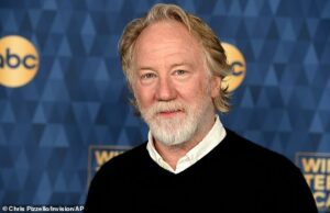 Timothy Busfield abusou sexualmente do terceiro filho cujo pai terapeuta pensou que seria melhor para o ator receber ACONSELHAMENTO do que ser preso, alegam novos documentos judiciais explosivos A estrela de West Wing, Timothy Busfield, foi acusada de agredir sexualmente uma terceira criança em um novo processo bombástico visto pelo Daily Mail. O ator de 68 anos, vencedor do Emmy, foi acusado de abusar sexualmente de uma garota de 16 anos enquanto ela fazia um teste para um programa.