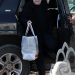 O primeiro dia de liberdade de Timothy Busfield incluiu a troca de seu macacão de prisão por uma calça azul-marinho elegante e uma viagem tranquila ao supermercado Trader Joe's, o Daily Mail pode revelar