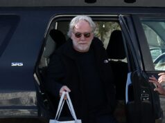Timothy Busfield é visto retornando ao seu refúgio pós-lançamento após uma maratona de compras enquanto a esposa Melissa Gilbert usa pijama em sua villa de US $ 2,5 mil por noite O primeiro dia de liberdade de Timothy Busfield incluiu a troca de seu macacão de prisão por uma calça azul-marinho elegante e uma viagem tranquila ao supermercado Trader Joe's, o Daily Mail pode revelar