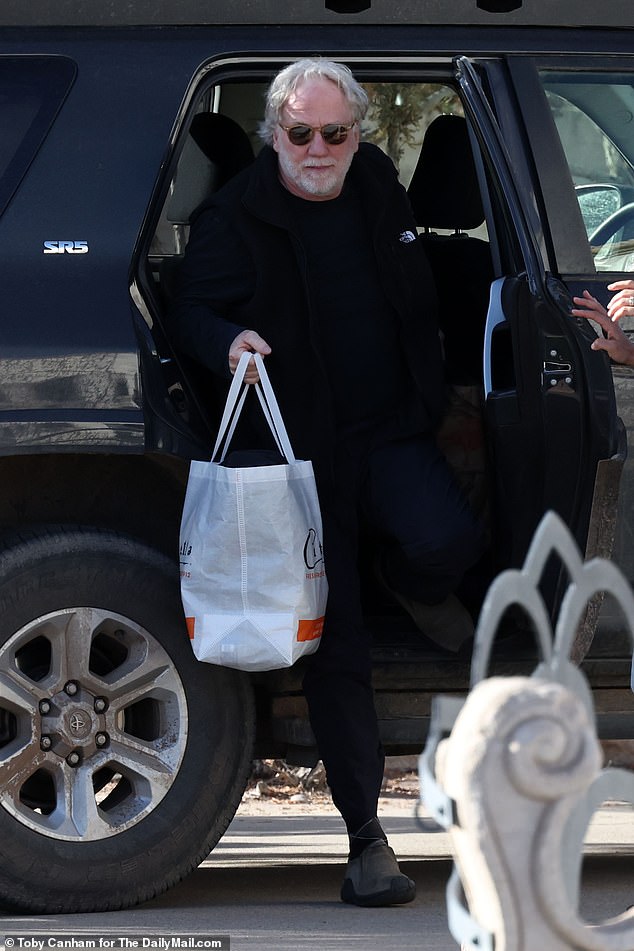 Timothy Busfield é visto retornando ao seu refúgio pós-lançamento após O primeiro dia de liberdade de Timothy Busfield incluiu a troca de seu macacão de prisão por uma calça azul-marinho elegante e uma viagem tranquila ao supermercado Trader Joe's, o Daily Mail pode revelar