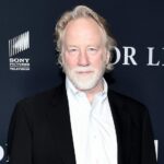 Timothy Busfield enfrenta mandado de prisão por acusações de abuso sexual infantil envolvendo menino ator
