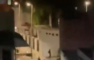 Tiros e explosões antiaéreas são ouvidos perto do palácio presidencial da Venezuela enquanto o caos se desenrola após a derrubada de Maduro Moradores locais disseram que explosões “antiaéreas” foram ouvidas nas proximidades do palácio presidencial, após dias de caos nas ruas desde que Maduro e sua esposa foram capturados em sua casa e levados para os Estados Unidos para enfrentar acusações de tráfico de drogas.