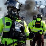 Manifestantes protestam contra as operações do ICE e as mortes de Renee Good e Alex Pretti em Minneapolis.