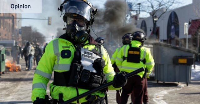 Manifestantes protestam contra as operações do ICE e as mortes de Renee Good e Alex Pretti em Minneapolis.