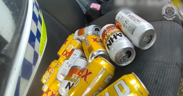 O policial encontrou mais de uma dúzia de latas vazias de cerveja embaixo do banco do motorista do Suzuki vermelho.