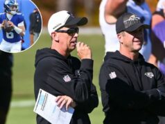 Todd Monken deve se juntar à equipe dos Giants de John Harbaugh no impulso de Jaxson Dart Dois treinadores de futebol assistindo a um jogo, um deles usando óculos escuros e segurando um papel.