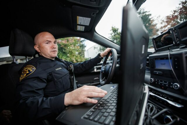 Todo policial é bombeiro – e paramédico – nesta cidade O equipamento do oficial do Departamento de Segurança Pública de Sunnyvale, Andrew Tara, inclui equipamentos para polícia, combate a incêndios e trabalho médico de emergência. (Dai Sugano/Grupo de Notícias da Bay Area)
