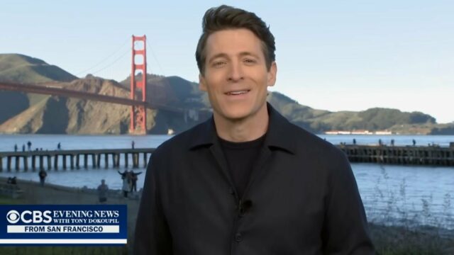 Tony Dokoupil ri das críticas do 'CBS Evening News' no Tony Dokoupil (Michele Crowe/CBS)