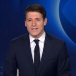 Tony Dokoupil tropeça na transição de segmento durante a estreia do 'CBS Evening News': 'Primeiro dia, grandes problemas aqui'