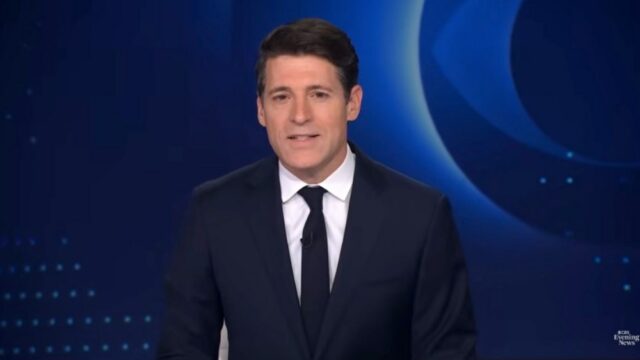 Tony Dokoupil tropeça na transição de segmento durante a estreia do 'CBS Evening News': 'Primeiro dia, grandes problemas aqui'

