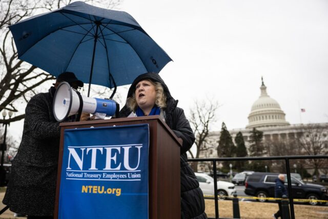 Trabalhadores federais acusam administração Trump de violar leis trabalhistas
