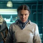 Um ex-assistente de produção de Stranger Things relembrou sua experiência ao conhecer Millie Bobby Brown (R) no set