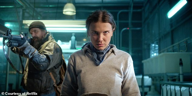 Trabalhei em Stranger Things e o set da Netflix foi Um ex-assistente de produção de Stranger Things relembrou sua experiência ao conhecer Millie Bobby Brown (R) no set