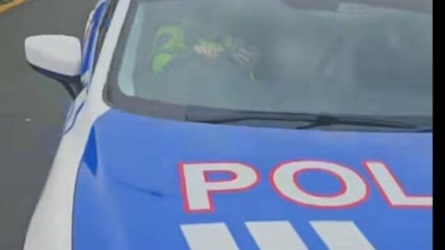 Traffic Corps revela fatos chocantes: 'Tot Tot Wuk Wuk' Patwal Traffic Corps revela fatos chocantes: 'Tot Tot Wuk Wuk' Patwal atinge o carro de um residente! Acontece que naquela época...