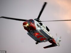 Tragédia dupla, pois pelo menos duas pessoas morrem enquanto ‘tentavam resgatar uma adolescente que foi arrastada para o mar gelado’ – enquanto uma grande operação de busca por uma terceira pessoa continua noite adentro A Guarda Costeira HM enviou um helicóptero ao local após relatos de pessoas que tiveram dificuldades na água