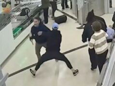 Transeunte do aeroporto ataca suspeito de violação da TSA em queda em fração de segundo Transeunte do aeroporto ataca suspeito de violação da TSA em queda em fração de segundo