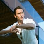Transmita ou ignore: 2ª temporada de 'The Night Manager' no Prime Video, onde o agente MI6 de Tom Hiddleston enfrenta o protegido de Richard Roper