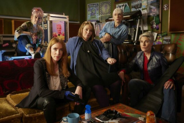Transmita ou ignore: 'Riot Women' no BritBox, um novo programa de Sally Wainwright onde cinco mulheres de meia-idade formam uma banda punk

